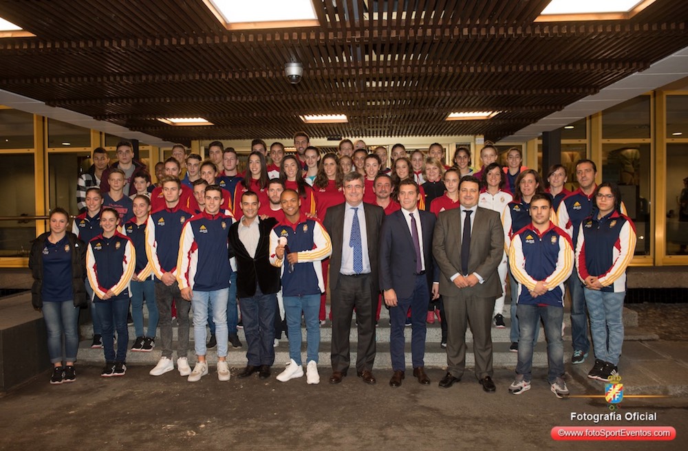 Miguel Cardenal recibe a la familia de la gimnasia